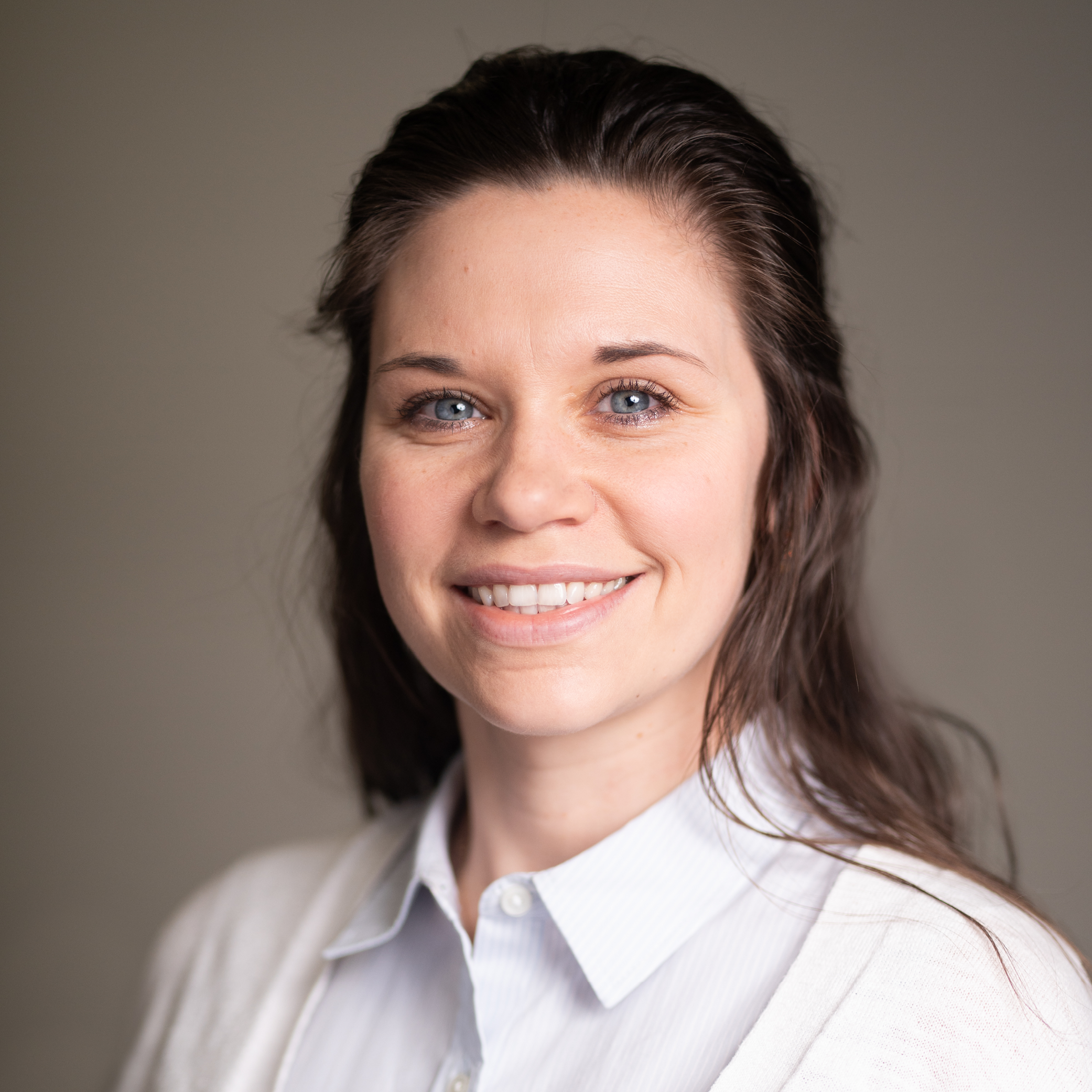 Head shot of Jill Wenderdott on a tan background