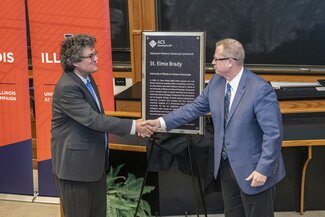Jonathan Sweedler (Director, School of Chemical Sciences) accepts the plaque from Peter Dorhout (2018 President, ACS)
