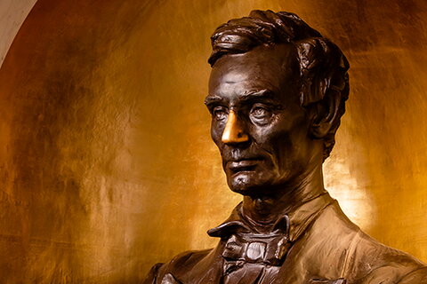 Photo of the bust of Lincoln at the