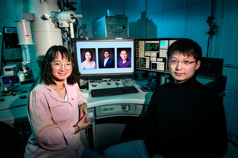 Qian Chen Professor Qian Chen, left, onscreen researchers Ahyoung Kim, Binbin Luo and Ahyoung Kim, and Chang Liu, seated, collaborated with researchers at Northwestern University to observe nanoparticles self-assembling and crystalizing into solid materials for the first time.