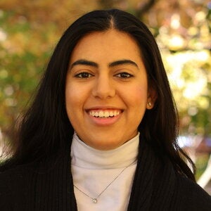 Head shot of Jennifer Salaiza in an outdoor setting
