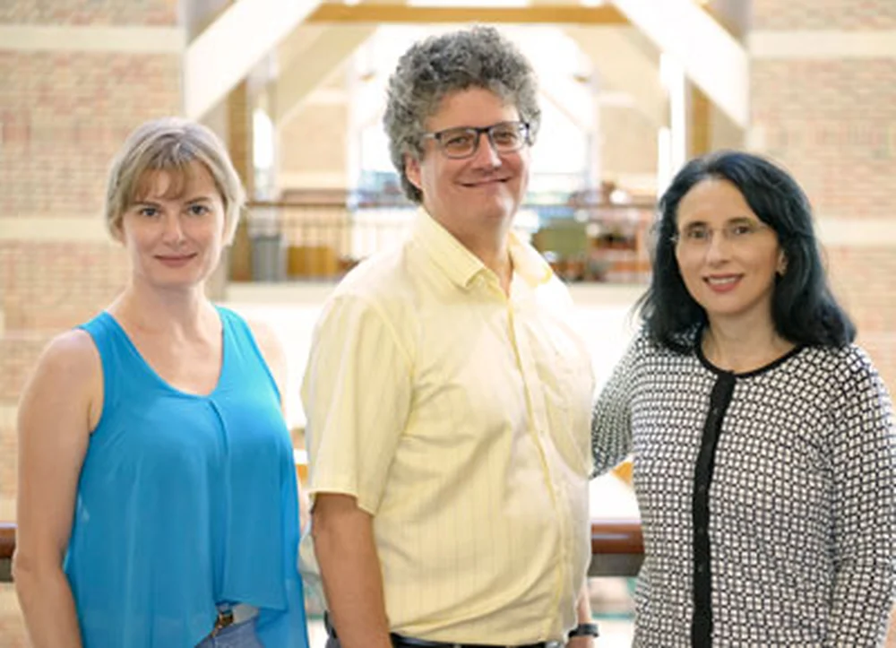 Pictured from left, Elena Romanova, Jonathan Sweedler, & Sandra Rodriguez-Zas
