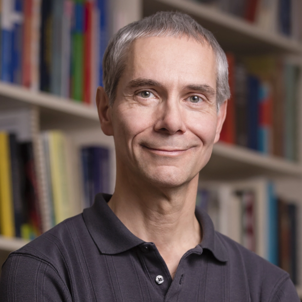 Head shot of Martin Gruebele with bookcase in the background