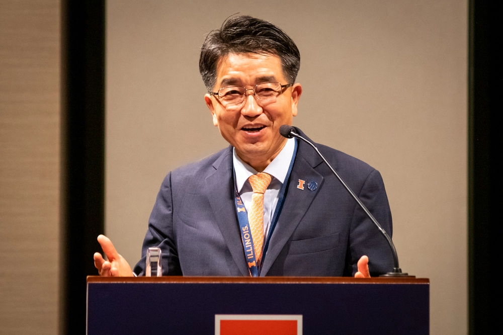 Dr. Hyeon at a podium speaking
